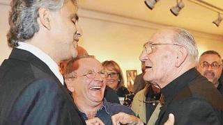 Una panoramica del teatro Era al completo e altri momenti della serata; il vicesindaco Massimiliano Sonetti con Alberto Michelini, il regista del video