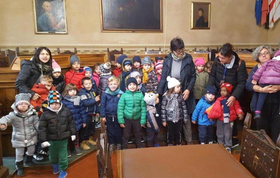Visita in sala consiliare dei bimbi della San Francesco 