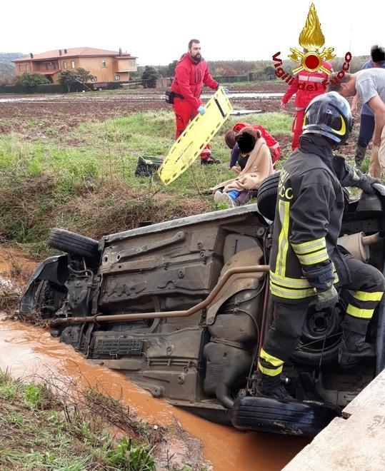 Auto finisce in una fossa Paura per una giovane 