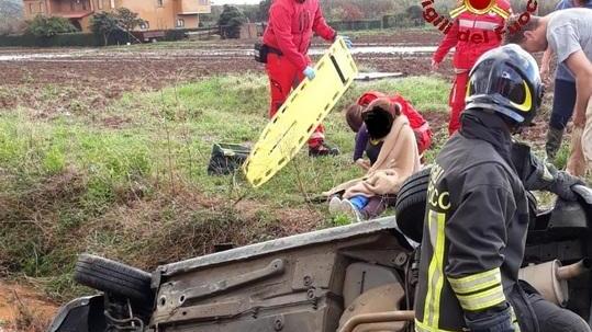 Auto finisce in una fossa Paura per una giovane