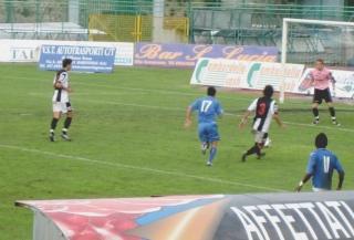 Alcuni momenti della gara pareggiata dalle zebre di Leo Rossi sul difficile campo di Pagani nella trasferta più lunga del girone In alto, al centro, il portiere Luca Babbini, all’esordio in campionato ed autore di una bella prestazione a Pagani