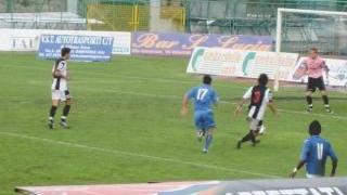 Alcuni momenti della gara pareggiata dalle zebre di Leo Rossi sul difficile campo di Pagani nella trasferta più lunga del girone In alto, al centro, il portiere Luca Babbini, all’esordio in campionato ed autore di una bella prestazione a Pagani