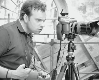 Il fotografo pontederese Leonardo Baldini con la sua macchina al lavoro su un set