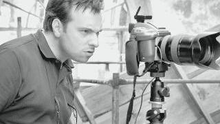 Il fotografo pontederese Leonardo Baldini con la sua macchina al lavoro su un set