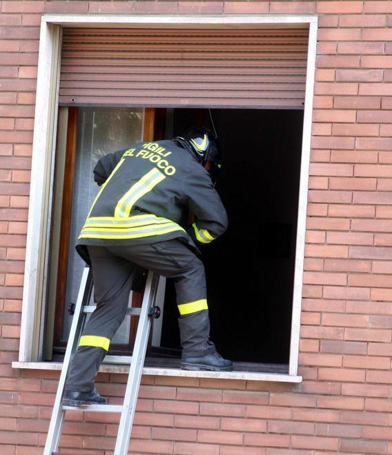 Si sente male in casa i vicini chiamano aiuto: soccorso con autoscala 