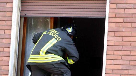 Si sente male in casa i vicini chiamano aiuto: soccorso con autoscala