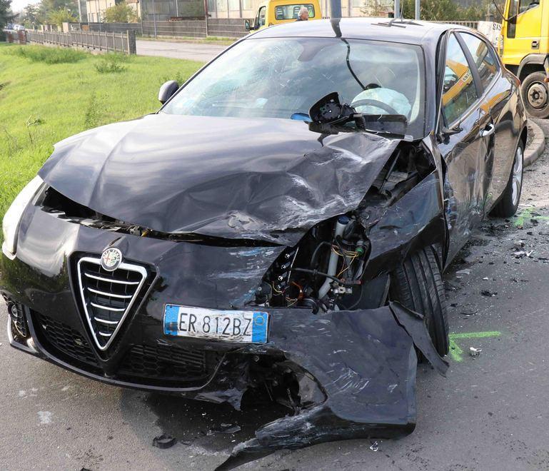 Carambola tra auto all’incrocio Nello schianto cinque feriti 