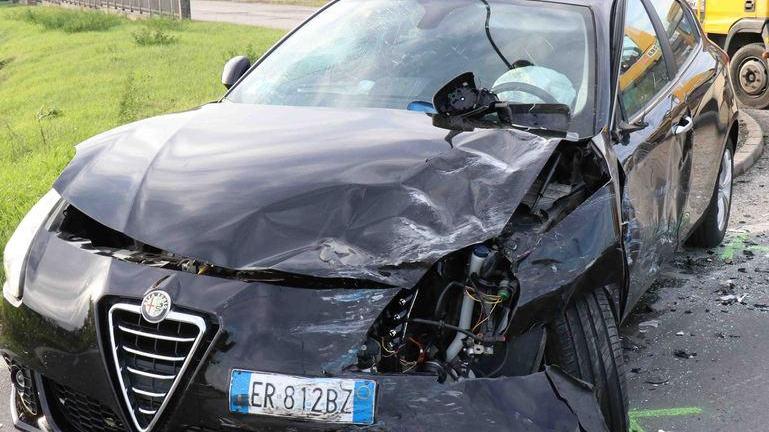 Carambola tra auto all’incrocio Nello schianto cinque feriti