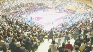 Il palasport nel giorno della sua inaugurazione; a sinistra, Cosimi