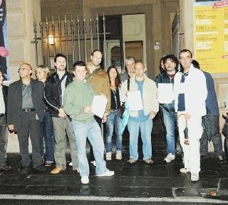 Un momento della protesta davanti al teatro Verdi