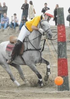 Un polista a segno nel corso della finale