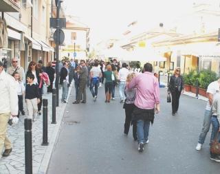 <strong>MARINA.</strong> Una folla a passeggio tra i negozi