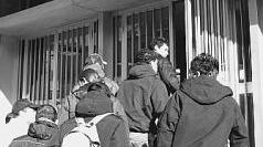 Ragazzi entrano a scuola
