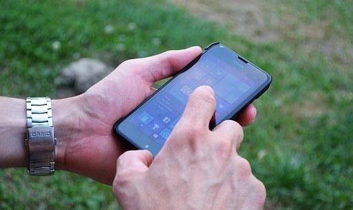 Ruba cellulare al figlio e chiede riscatto alla moglie