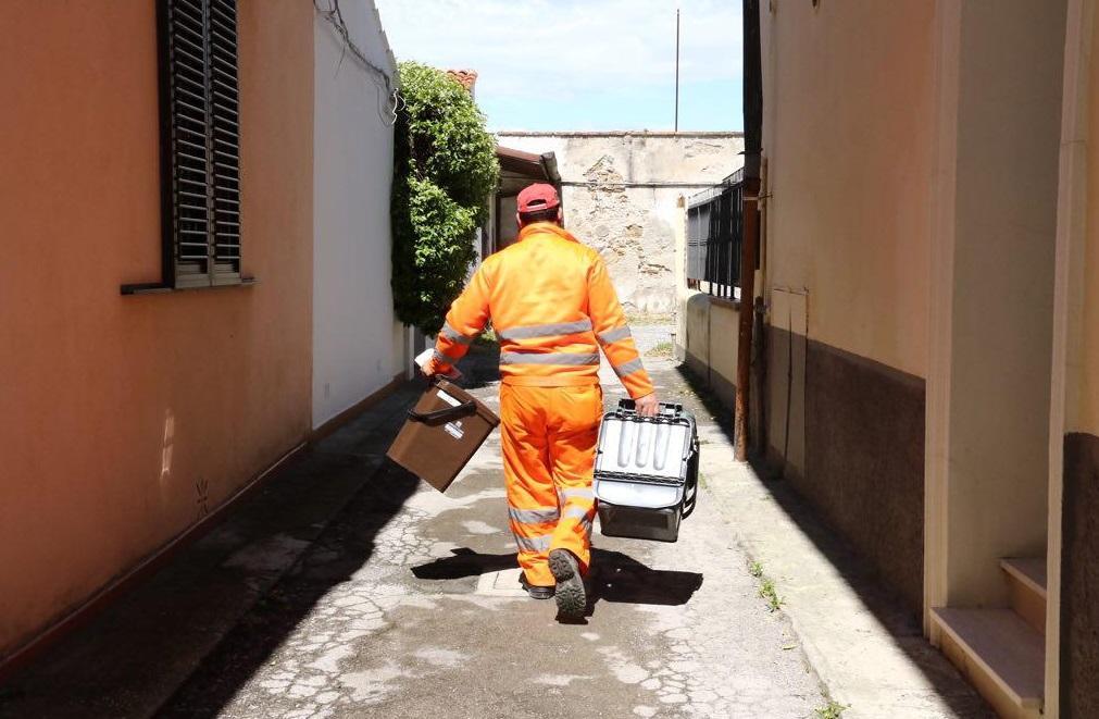 La consegna dei bidoncini per il porta a porta