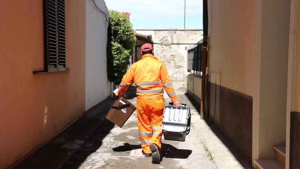 La consegna dei bidoncini per il porta a porta