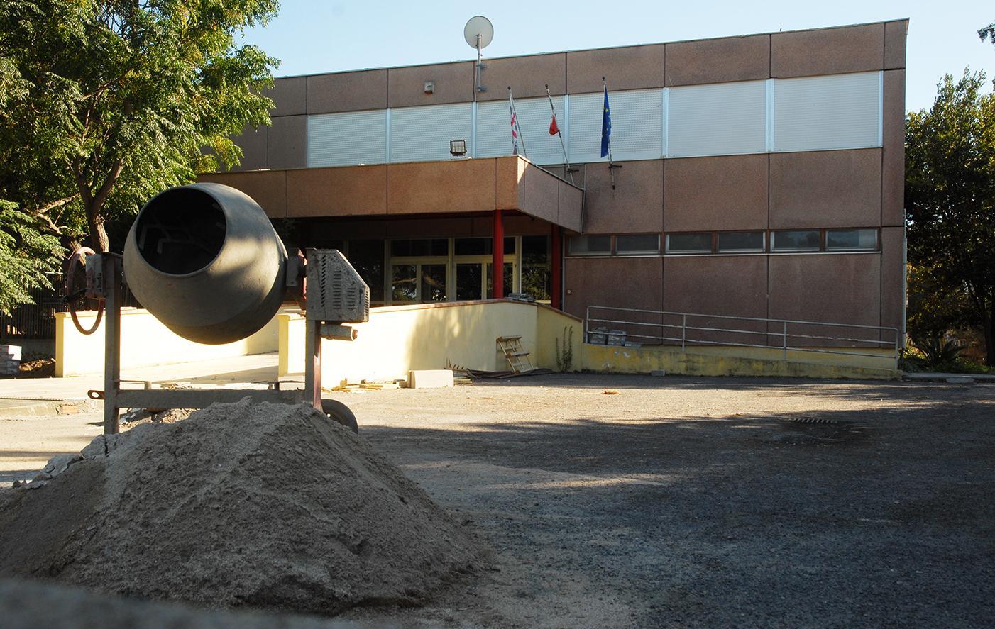 Oristano, a scuola dall’ingresso secondario: i genitori protestano 