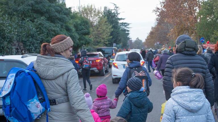 Modena Cantiere davanti a scuola, in via Valli. I bambini fanno slalom tra le auto