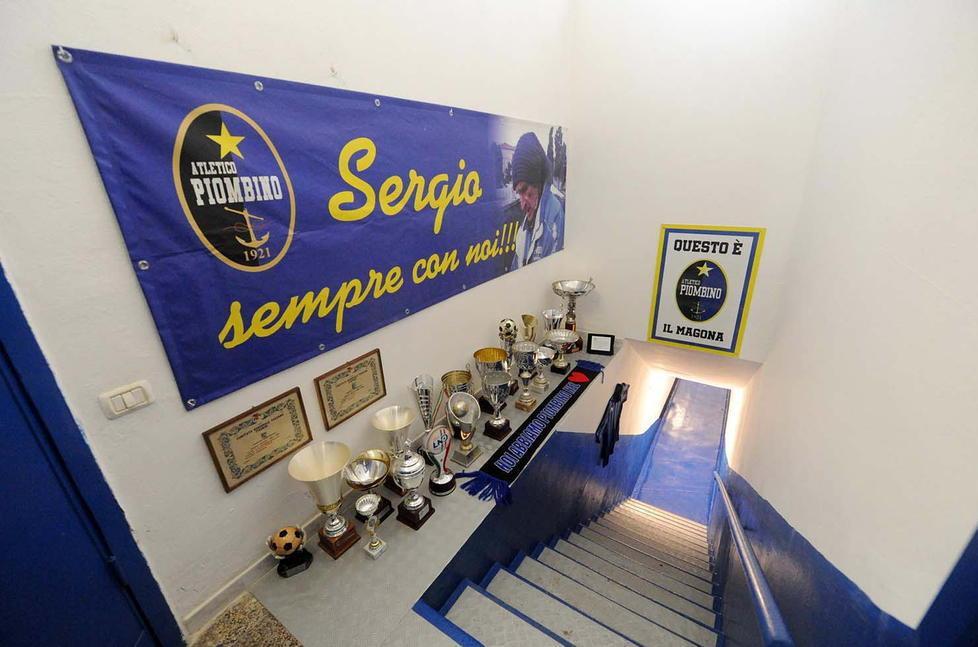 Le scale di ingresso del sottopassaggio del Magona dopo il restauro (foto Pabar)