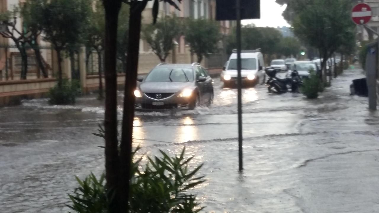 La via Virgilio sott'acqua di fronte al centro per l'impiego