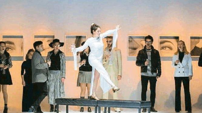 Una foto di scena dell'opera "La Traviata"