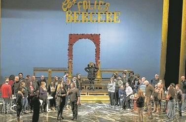 Gli artisti impegnati sul palco durante le prove (foto di A. Bizzi)