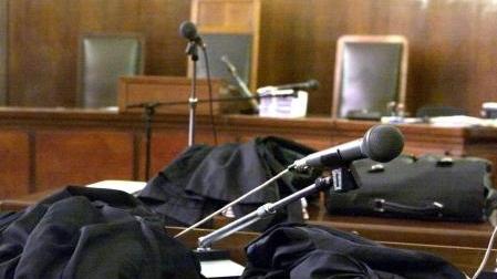 Minaccia la figlia puntandole la pistola. Padre a giudizio