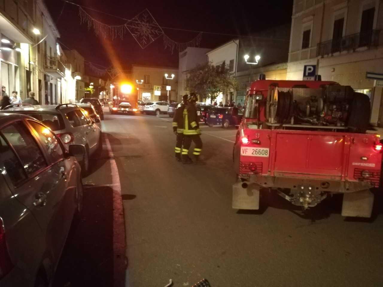 I vigili del fuoco all'opera in via Tharros per una fuga di gas