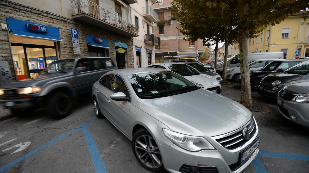 Un parcheggio a pagamento in centro a Pontedera (foto Franco Silvi)