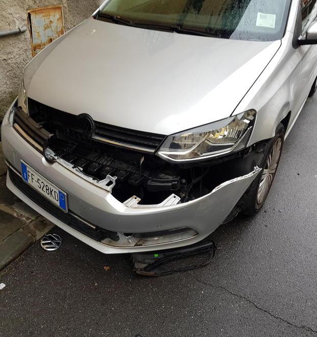 Chiede le foto del mezzo che gli ha sfasciato l’auto ma il Comune dice «no» 