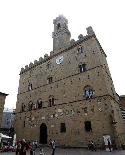 Palazzo dei Priori si veste di arancione