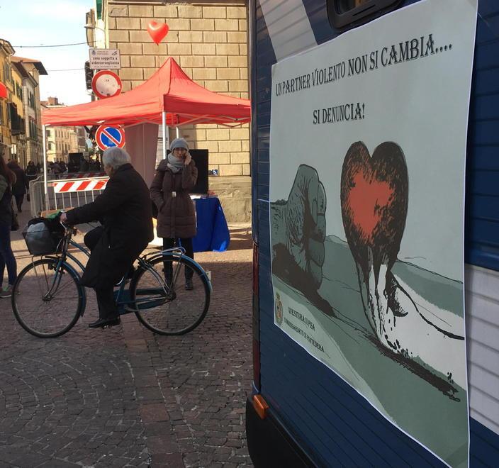 Il camper della polizia in piazza per il progetto “Questo non è amore”
