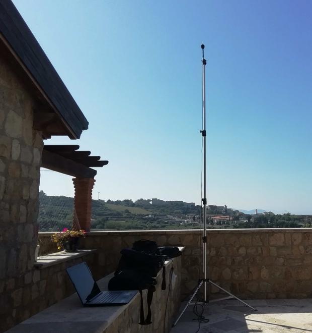 Condominio in lotta all’ex Girarrosto con i rumori delle auto 