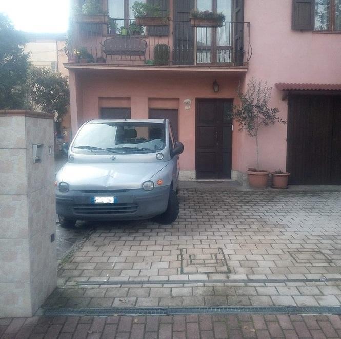 Auto finisce contro un cancello e lo distrugge