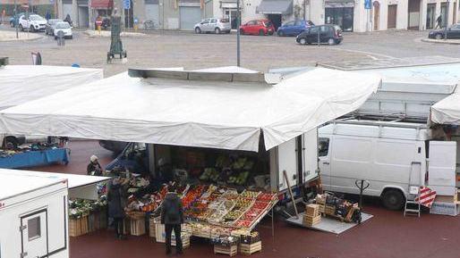 Mercato a San Giovanni Il pasticcio con i divieti spiazza gli ambulanti