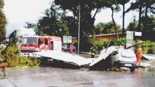 L’auto investita dalla lamiera in viale Zaccagna dove sono intervenuti i vigili del fuoco e i danni nel piazzale della ditta