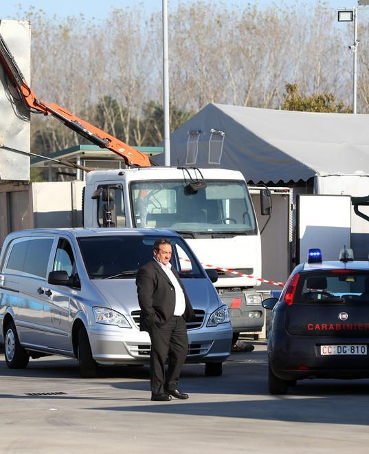Schiacciato dalla gru Famiglia distrutta e operai sotto shock 