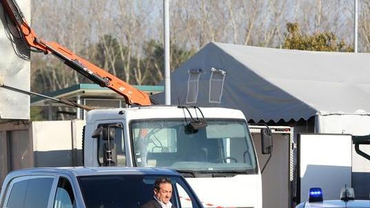 Schiacciato dalla gru Famiglia distrutta e operai sotto shock