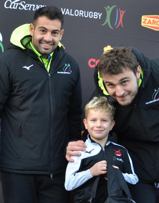 I rossoneri Manghi e Jammal consegnano i kit da gioco ai “diavoletti” del Valorugby
