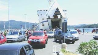Auto durante lo sbarco da un traghetto Toremar a Portoferraio, la garanzia dei servizi oggi in discussione a Firenze nel confronto tra Regione e enti locali