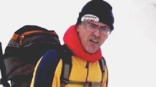 Da sinistra Stefano Tombelli e la montagna dove ha perso la vita