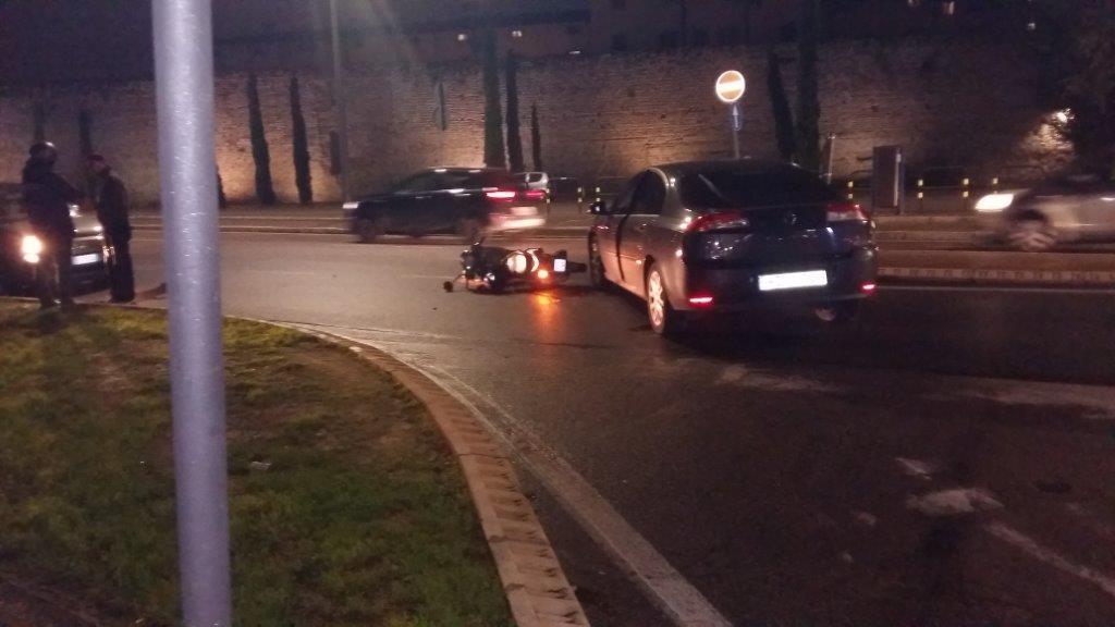 L'auto e lo scooter della giovane per terra