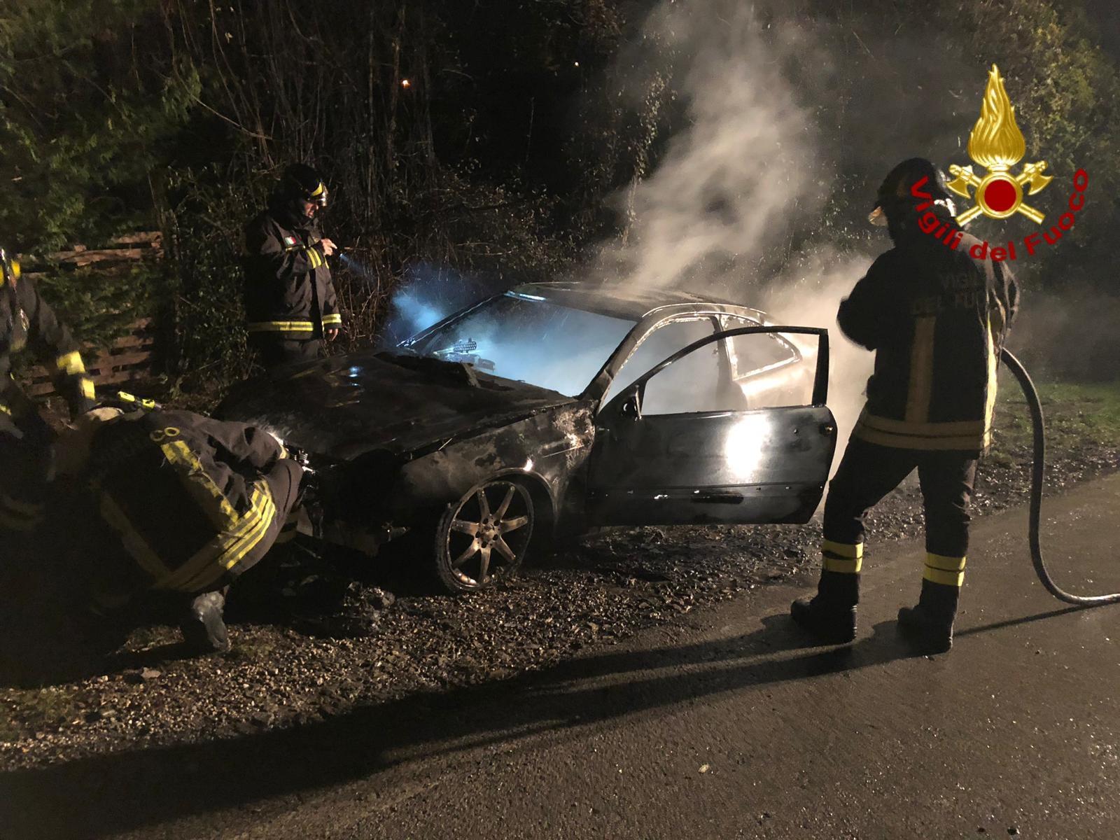 I vigili del fuoco all'opera sull'auto incendiata