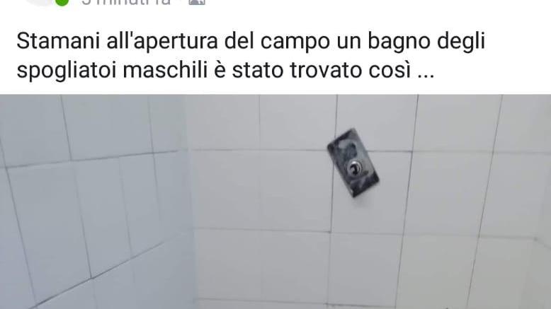 Il Campo scuola nel mirino dei vandali: bagno devastato