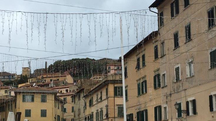 Il palo che sosterrà l'albero di Natale finto a Portoferraio