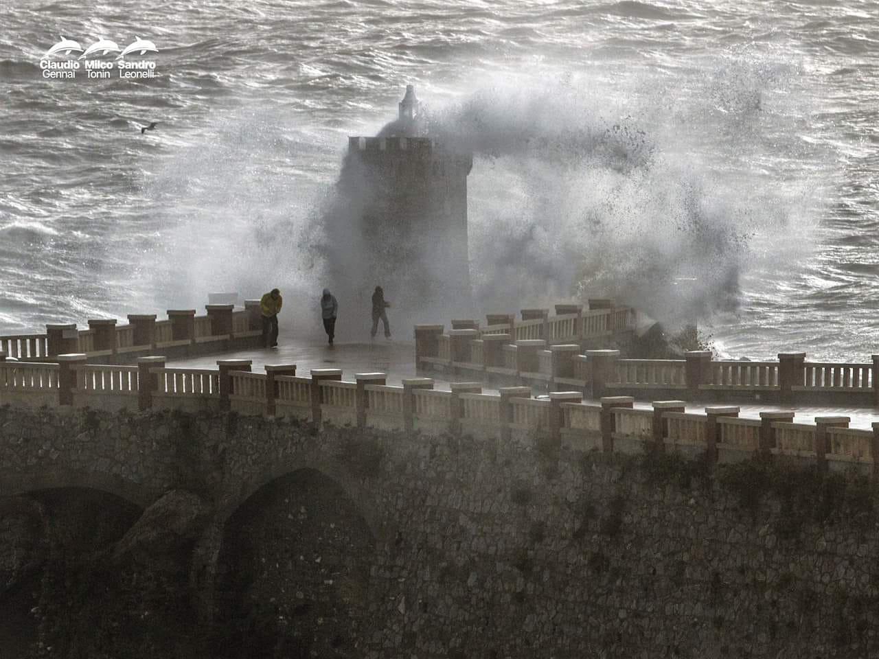 L'immagine spettacolare durante le giornate del maltempo di fine ottobre cliccatissima sui social a firma Claudio Gennai, Milco Tonin e Sandro Leonelli, i Tre delfini