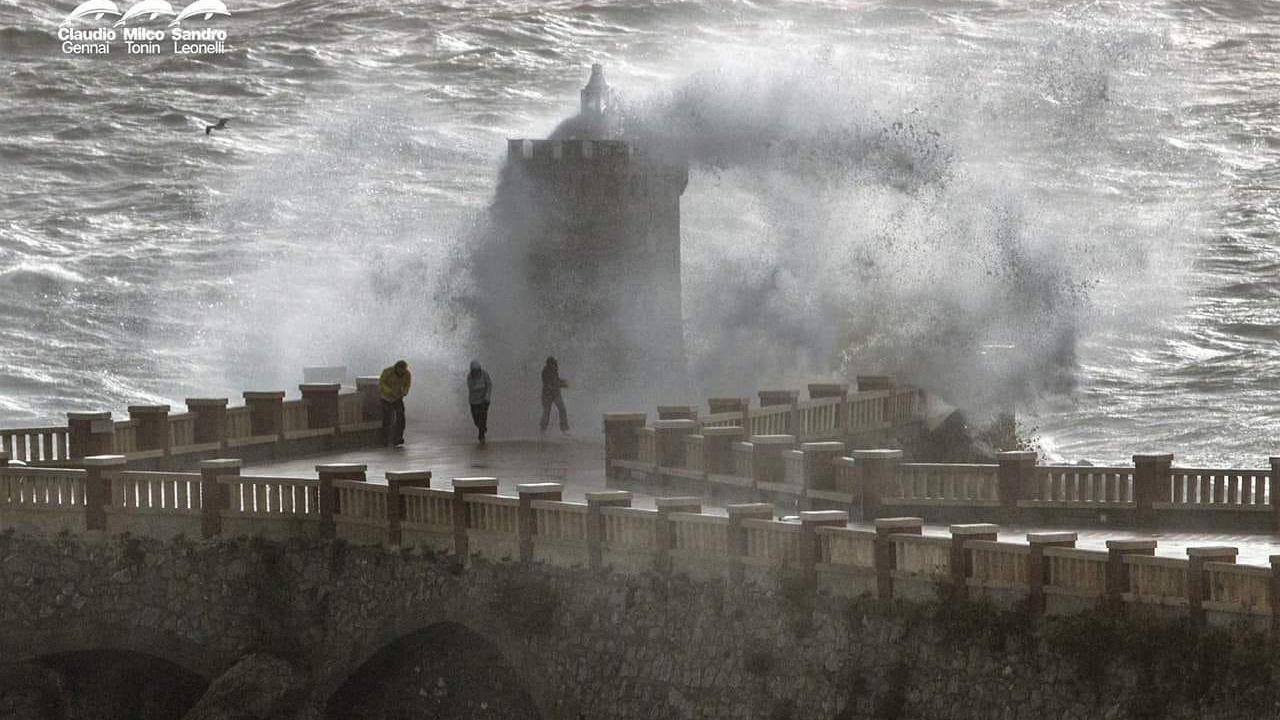 L'immagine spettacolare durante le giornate del maltempo di fine ottobre cliccatissima sui social a firma Claudio Gennai, Milco Tonin e Sandro Leonelli, i Tre delfini