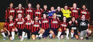 <strong>VITTORIA SOFFERTA.</strong> La formazione del Mondo Piadina: la squadra viareggina ha debuttato vincendo con un gol di Ranucci nel finale