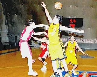 Duello su una palla alta nel match del Golfo