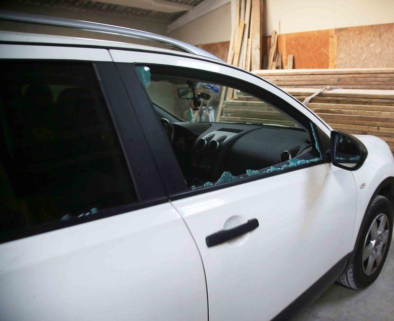 Il finestrino dell'auto spacccato dal ladro